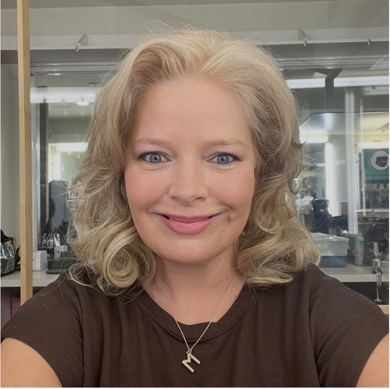 Melissa Peterman 1989-style hair by Laura LaRocca